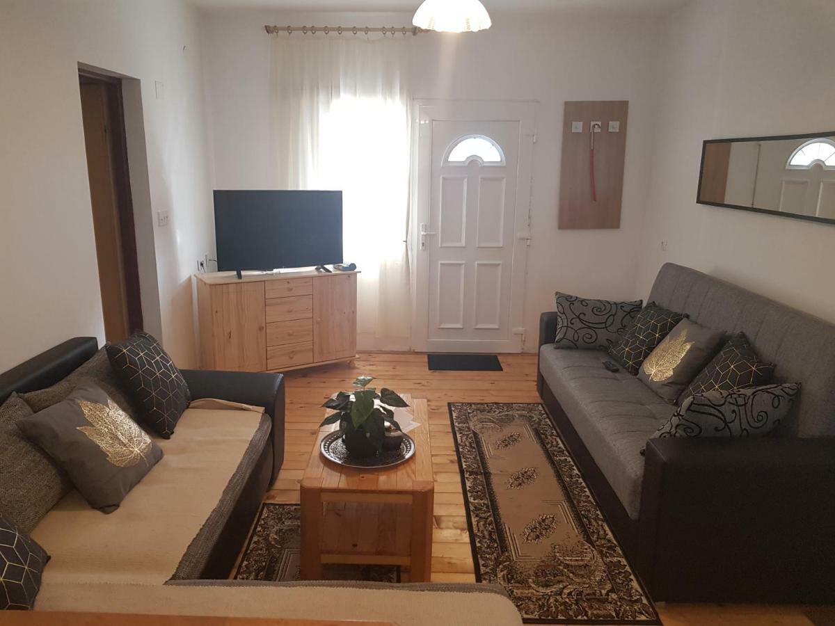 Apartmani Andrej Udbina Bagian luar foto