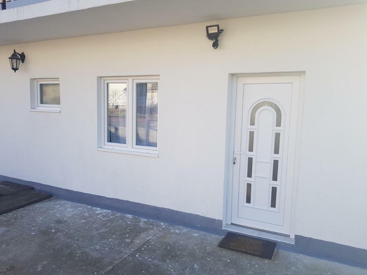 Apartmani Andrej Udbina Bagian luar foto
